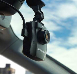 Kamera do auta rozšířená o funkce zvyšující bezpečnost jízdy
